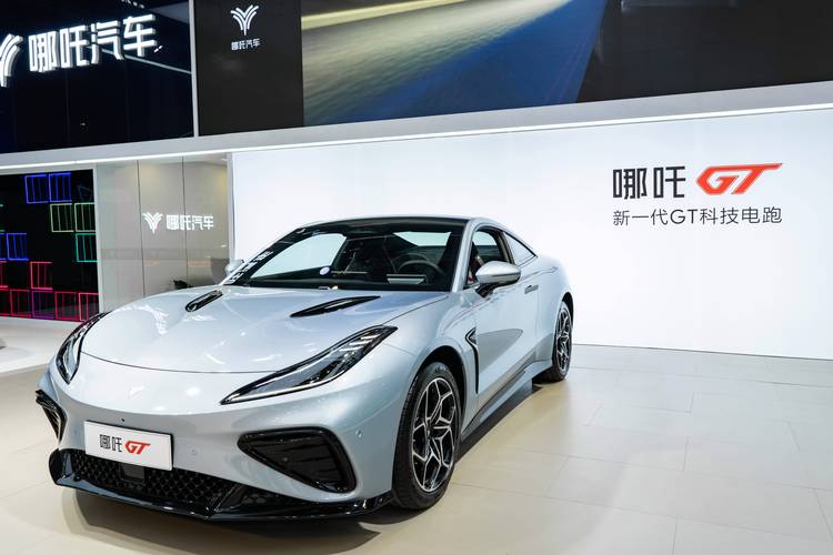 重庆71哪吒汽车在智能汽车领域的表现，领途汽车在新能源汽车市场中的影响力